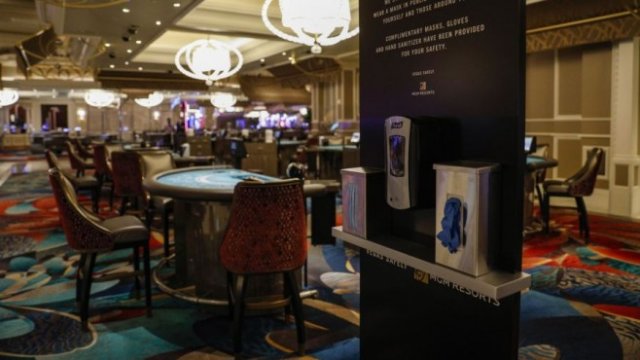 <p>
	Дезинфектанти в лобито на хотел Bellagio в Лас Вегас. <em>Снимка: Joe Buglewicz/Bloomberg</em></p>
