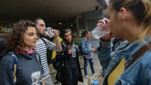 <p>
	Артисти протестират пред Министерството на културата. <em>Снимка: Димитър Кьосемарлием, Investor Media Group</em></p>
