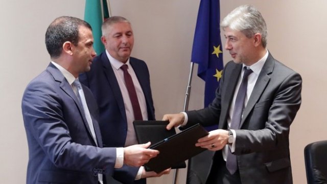 <p>
	<em>Министър Нено Димов (д) и кметът на Сандански Кирил Котев (л) подписаха договор за изграждане на две инсталации за обработка на отпадъци.&nbsp;Снимка:&nbsp; БТА</em></p>
