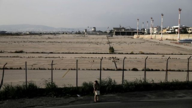 <p>
	Проектът на мястото на изоставеното международно летище край Атина (Hellinikon) също &quot;виси&quot; заради спорове. <em>Снимка: Архив Ройтерс</em></p>
