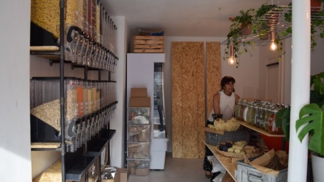 <p>
	<em>Магазинът на Ингрид Калдирони.&nbsp;Снимка: Ройтерс</em></p>
