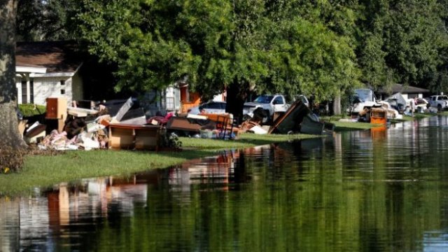 <p>
	Собствениците на наводнени домове заради урагана Харви в САЩ вече ги разчистват, някои жилища ще трябва да бъдат разрушени. <em>Снимка: Ройтерс</em></p>

