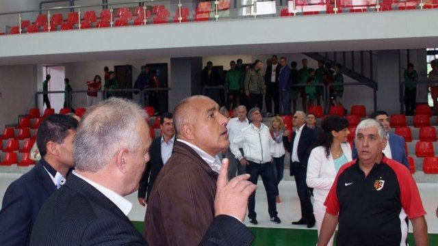 <p style="text-align: justify;">
	Премиерът Бойко Борисов и кметът на Смолян Николай Мелемов откриха нови спортни площадки и обновената спортна зала в града. <em>Снимка: БТА</em></p>
