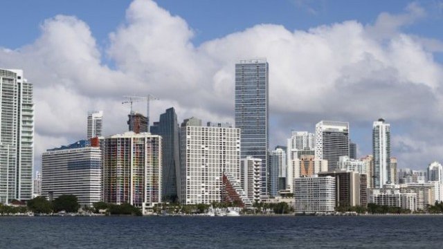 <p>
	Изглед към центъра на Маями. <em>Снимка: архив, Ройтерс</em></p>
