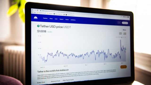 <p>
	Курсът на тетер в сайта&nbsp;Kraken. <em>Снимка: Tiffany Hagler-Geard/Bloomberg</em></p>
