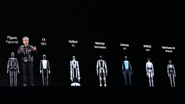 Главният изпълнителен директор на лидера в сектора на чиповете за изкуствен интелект Nvidia Дженсън Хуанг по време на презентация. Снимка: Artur Widak/NurPhoto via Getty Images