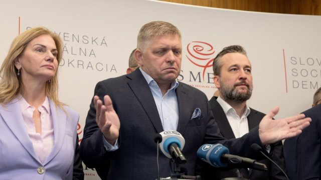 Роберт Фицо, лидер на Smer, на пресконференция, след като стана ясно, че печели изборите в Словакия. Снимка: Michaela Nagyidaiova/Bloomberg
