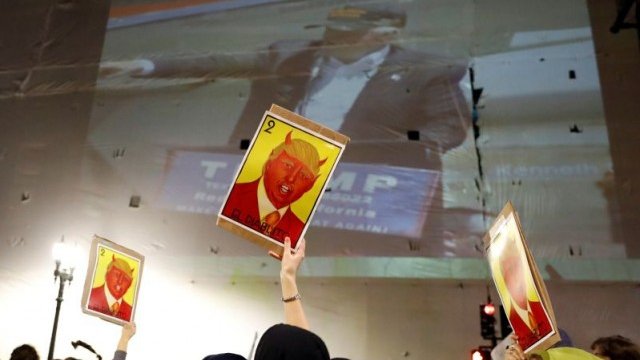 <p>
	След острата му реакция срещу протестиращите вчера днес Доналд Тръмп смекчи тона си, но това не успокоява демонстрантите. <em>Снимка: Ройтерс</em></p>
