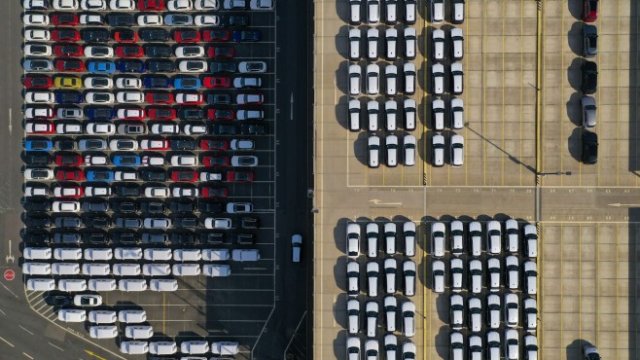 <p>
	Нови коли чакат за износ на терминал на&nbsp;BLG Logistics Group в Бремехафен. <em>Снимка: Alex Kraus/Bloomberg</em></p>
