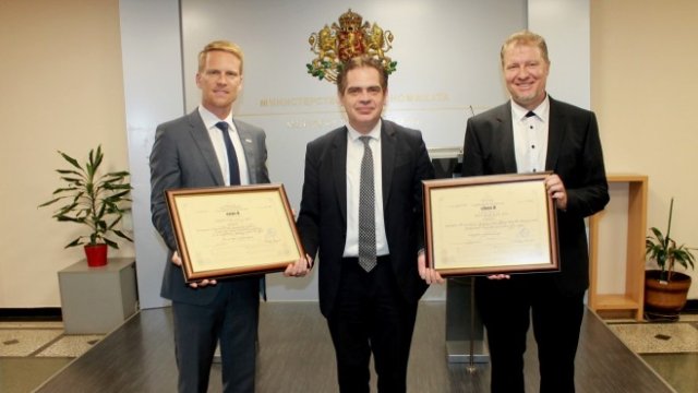 <p>
	<em>На снимката от ляво надясно: Томас Метц, Лъчезар Борисов,&nbsp;Константин Конов.&nbsp;Снимка: МИ</em></p>
