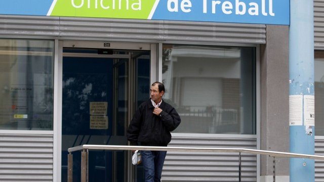 <p>
	Испанец излиза от офис на службата за безработни в Барселона. <em>Снимка: Ройтерс</em></p>
