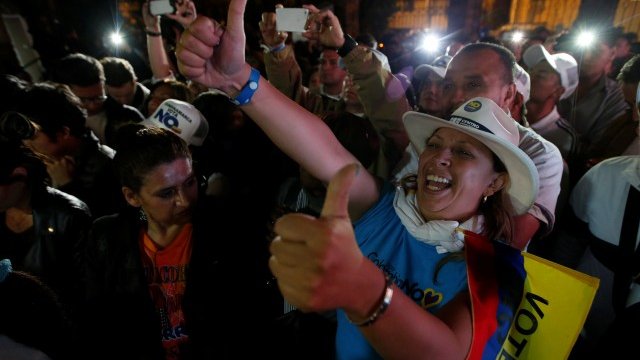 <p>
	Привърженици на лагера за гласуване с &quot;не&quot; празнуват победата си. <em>Снимка: Ройтерс</em></p>
