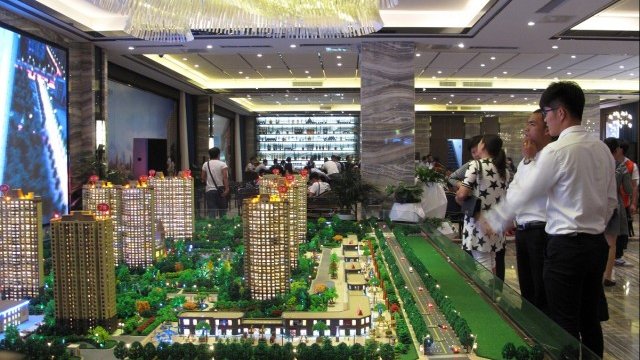 <p>
	Макети на жилищни сгради в търговски център в Китай. <em>Снимка: Ройтерс</em></p>
