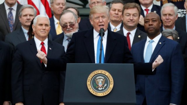 <p>
	Доналд Тръмп и представители на Републиканската партия след приемането на данъчната реформа. <em>Снимка: Ройтерс</em></p>
