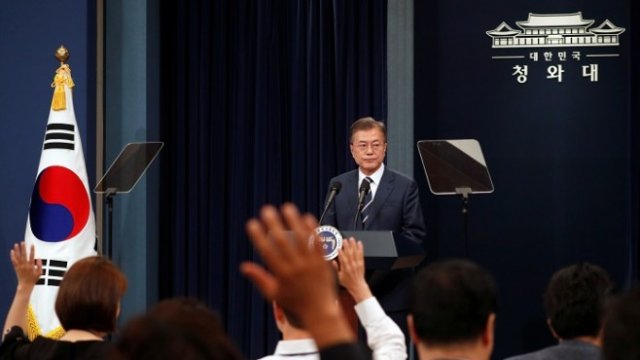 <p>
	Президентът на Южна Корея Мун Дже-ин, 27 май 2018 г.. <em>Снимка: Ройтерс</em></p>
