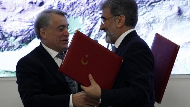 <p>
	Министрите Йълдъз и Алиев по време на церемонията по подписването на споразумението. Снимка: Ройтерс</p>
