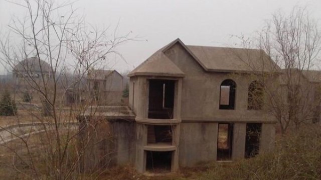 <p>
	Изоставеното вилно селище в покрайнините на Пекин е трябвало да бъде луксозен курорт. Снимка: <a href="http://www.chinahush.com" target="_blank"><strong>chinahush.com</strong></a></p>
