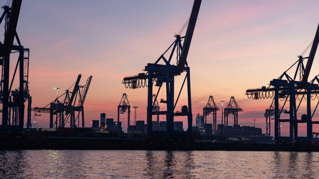 Изглед към пристанището в Хамбург. Снимка: Maria Feck/Bloomberg