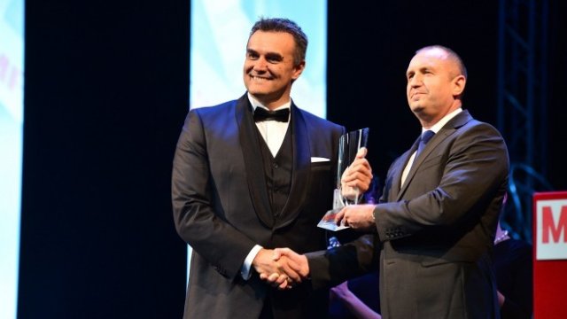<p>
	Александър Димитров получава наградата &bdquo;Мениджър на годината 2018&rdquo; от президента на Република България Румен Радев. <em>Снимка: А1</em></p>
