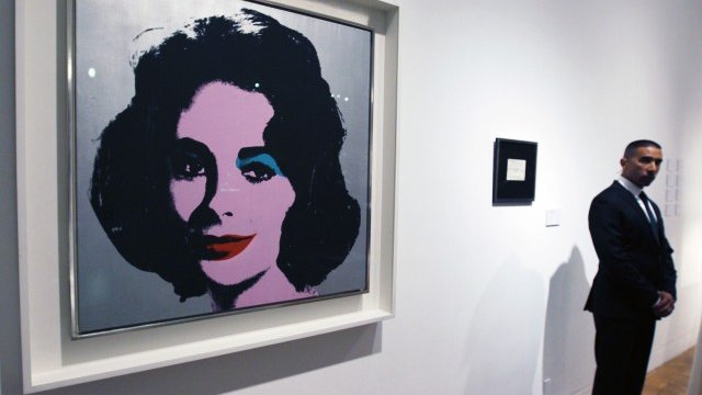 <p>
	&bdquo;Silver Liz&ldquo; на Анди Уорхол бе продадена за 16,3 млн. долара.<em> Снимка: Ройтерс</em></p>
