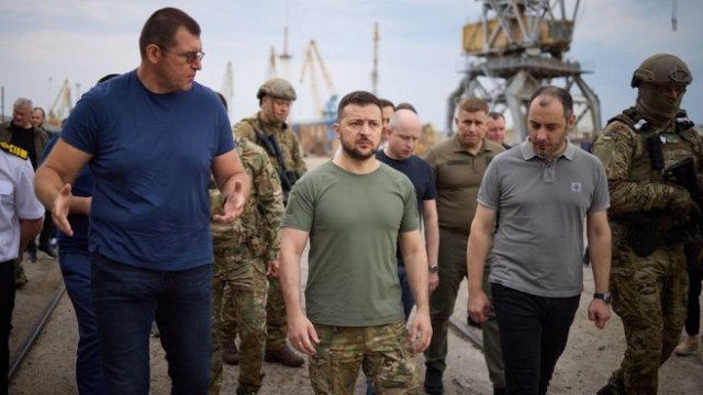 <p>
	Зеленски посети Одеса преди началото на износа на украинско зърно.<em> Снимка: EPA/UKRAINIAN PRESIDENTIAL PRESS SERVICE</em></p>
