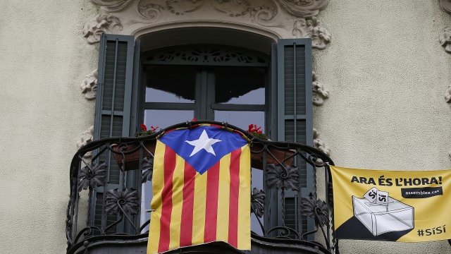 <p>
	Знамето на независима Каталуния се вее на все повече места. Означава ли това, че скоро ще има нова държава в Европа? <em>Снимка: Ройтерс</em></p>
