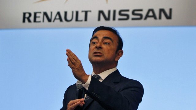 <p>
	Шефът на Renault-Nissan Карлос Госн при анонсирането на сделката в края на 2012 г.<em> Снимка: Ройтерс</em></p>

