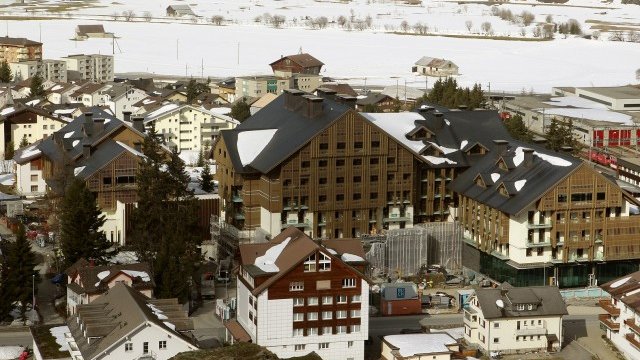 <p>
	Строителство в швейцарски курорт. <em>Снимка: архив Ройтерс</em></p>
