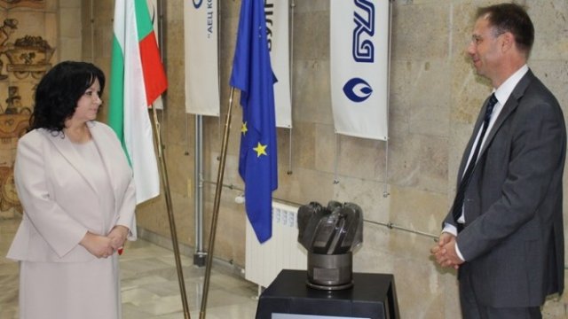 <p>
	Бернар Клеман подари сондажно длето, използвано в блок &quot;Хан Аспарух&quot;, на Теменужка Петкова. <em>Снимка: Министерство на енергетиката</em></p>
