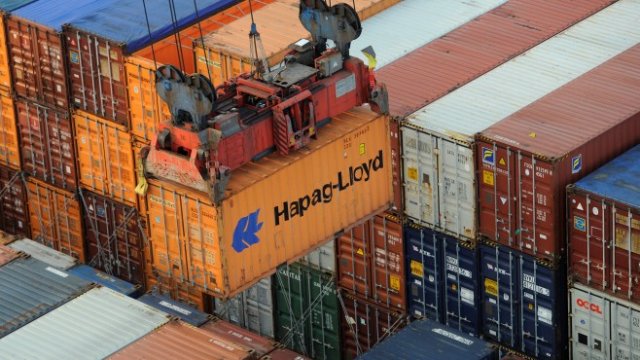 <div>
	<div dir="auto">
		Контейнтер на Hapag-Lloyd се товари на контейнерен кораб в пристанището на Хамбург. <em>Снимка: Ройтерс&nbsp;</em></div>
</div>
