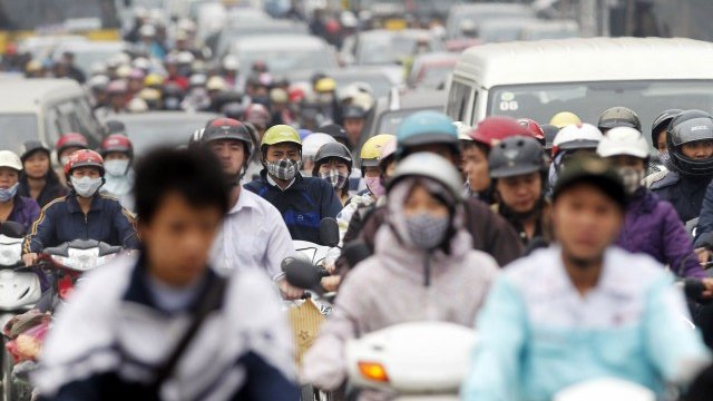 <p>
	Уличното движение в Ханой, Виетнам. Източна и Югоизточна Азия ще бъде най-засегната от застаряването на населението в следващите десетилетия. Снимка: Ройтерс</p>
