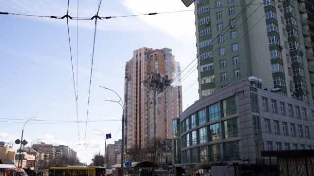 <p>
	Изглед към бомбардирана сграда в Киев. <em>Снимка: Bloomberg LP</em></p>
