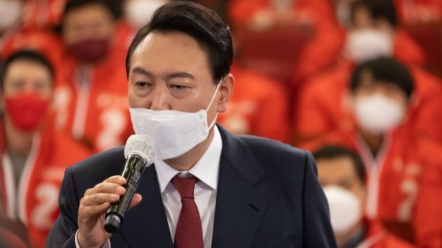 <p>
	Новоизбраният президент на Южна Корея Юн Сук-йол.&nbsp;<em>Снимка:&nbsp;SeongJoon Cho/Bloomberg</em></p>
