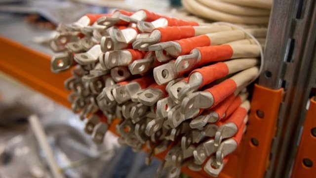 <p>
	Прекъсванията, свързани с производството на кабели и конфликтът между Русия и Украйна, допринесоха за влошаване на проблемите с доставките на компоненти в автомобилната индустрия, която продължава да страда от недостига на полупроводници и от новите огнища на коронавирус в някои части на Азия.<em> Снимка: Bloomberg L.P.</em></p>
