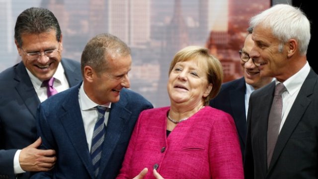 <p>
	Политици и лоби. Снимка: EPA/FRIEDEMANN VOGEL</p>
