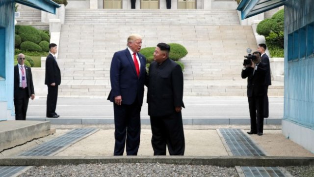 <p>
	Доналд Тръмп и Ким Чен Ун по време на последната си среща от юни 2019 г. <em>Снимка: Getty</em></p>
