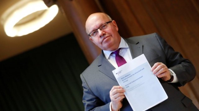 <p>
	Петер Алтмайер по време на днешната си пресконференция <em>Снимка: Ройтерс</em></p>
