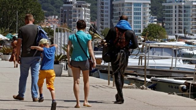 <p>
	Туристи се разхождат в Будва. <em>Снимка: Архив Ройтерс</em></p>
