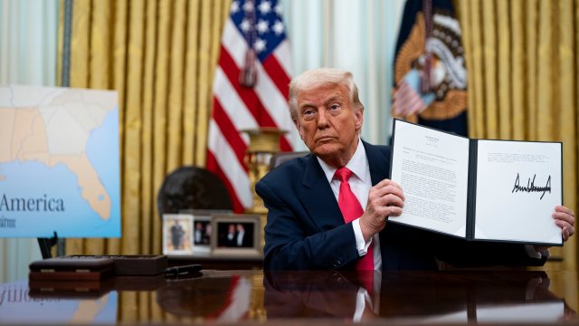 Доналд Тръмп и подписания указ. Снимка: Bloomberg LP