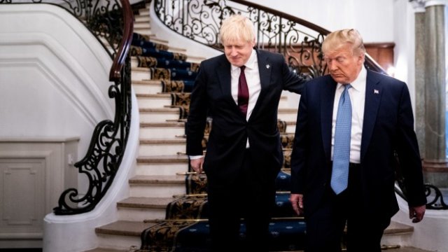 <p>
	Борис Джонсън и Доналд Тръмп по време на срещата си в рамките на Г-7. <em>Снимка: Ройтерс</em></p>
