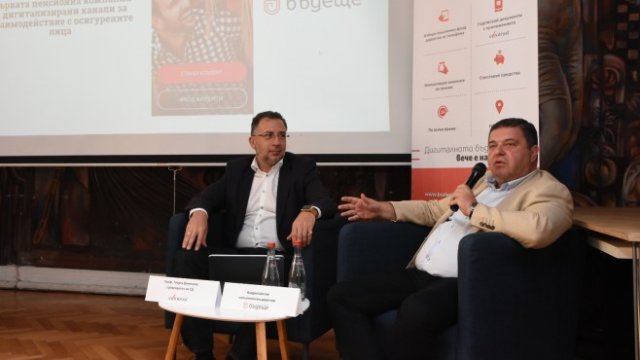 <p>
	Георги Димитров, член на съвета на директорите на Evrotrust и Андрей Шотов, изпълнителен директор на ПОД-Бъдеще. Снимка: ПОД-Бъдеще<span style="color: rgb(255, 255, 255);">ите на Evrotrust и Андрей Шотов, изпълнителен директор на ПОД-Бъдещечлен на съвета на директрите на Evrotrust и Андрей Шотов, изпълнителен директор на ПОД-Бъдеще</span></p>