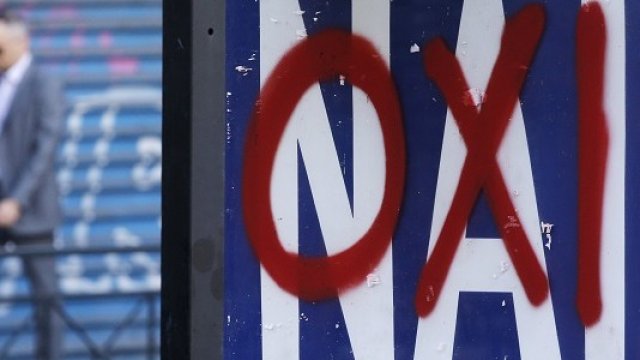 <p>
	През миналия юли правителството на СИРИЗА попита в референдум да се съобрази ли с исканията на кредиторите. Снимка: <em>архив Ройтерс</em></p>

