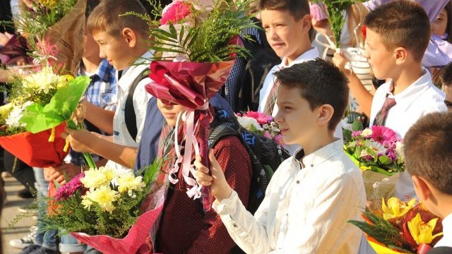 <p>
	<span style="color: rgb(94, 94, 94); font-family: Arial, Helvetica, sans-serif; font-size: 13px; line-height: 17px; text-align: center;">Учебната година в Монтана е открита. <em>Снимка: БТА&nbsp;</em></span></p>
