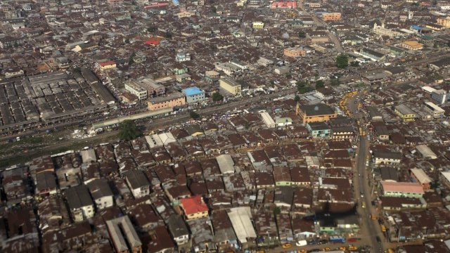 <p>
	Нигерийската метрополия Лагос. <em>Снимка: Ройтерс</em></p>
