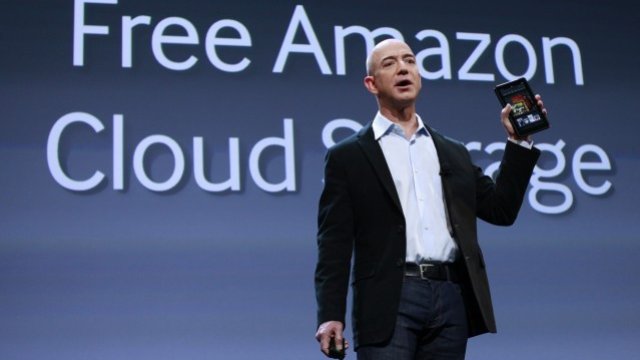 <p>
	Безос нарича Kindle Fire &bdquo;пълна медийна услуга". <em>Снимка: Ройтерс</em></p>
