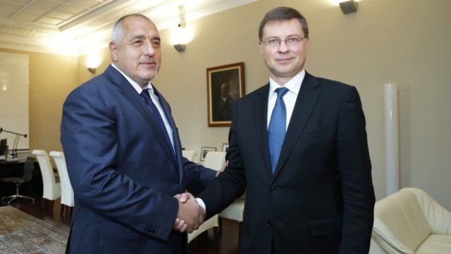 <p>
	Бойко Борисов (вляво) разговаря с Валдис Домровскис. <em>Снимка: Министерски съвет</em></p>
