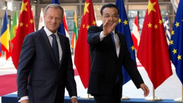 <p>
	Председателят на Съвета на ЕС Доналд Туск (вляво) и премиерът на Китай Ли Къцян (вдясно). <em>Снимка: Ройтерс</em></p>
