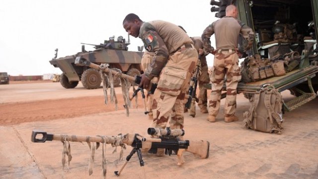 <p>
	<em>Френски войници в очакване на посещение на френския президент Еманюел Макрон в Мали през май. Снимка: Архив Ройтерс</em></p>
