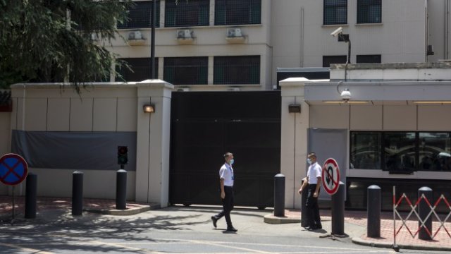 <p>
	Американското знаме е свалено от сградата. <em>Снимка: Qilai Shen/Bloomberg</em></p>
