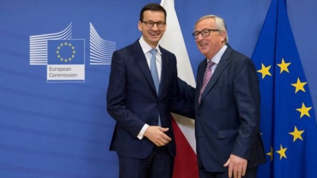 <p>
	Премиерът на Полша Матеуш Моравецки (вляво) и председателят на ЕК Жан-Клод Юнкер (вдясно). <em>Снимка: ЕК</em></p>
